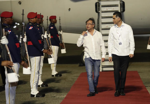El presidente de Colombia, Gustavo Petro (c), llega a la XXVIII Cumbre Iberoamericana, en Santo Domingo (R.Dominicana).