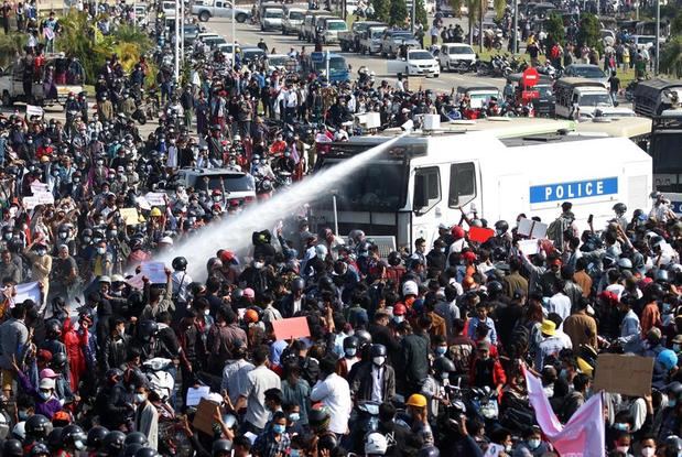 La policía dispara un cañón de agua contra los manifestantes durante una protesta contra el golpe militar en Naypyitaw, Birmania.