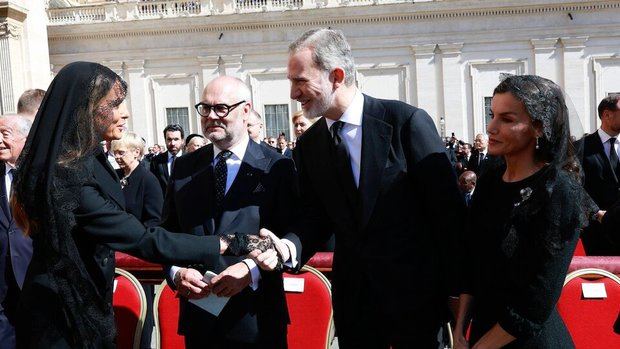Reinas y primeras damas destacan por su sobria elegancia en la ceremonia de despedida del Papa
