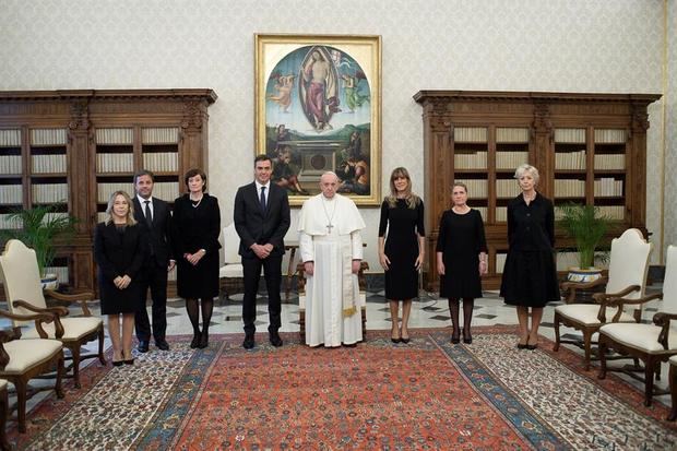 Audiencia privada del papa Francisco y el presidente del Gobierno, Pedro Sánchez y su esposa, Begona Gómez Fernández  junto a otros miembros del gobierno.