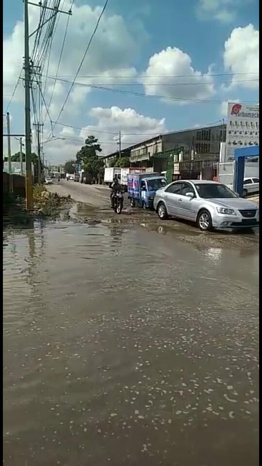 en la gráfica se observa el actual deterioro de las calles Guarocuya, esquina Juan Vallenilla.