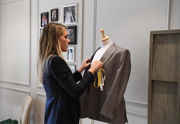 Su fundadora, Daisy Knatchbull, inaugura esta semana un negocio centrado en el traje pantalón femenino.