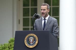 Adam Boehler, firmó el convenio con el presidente  Luis Abinader.