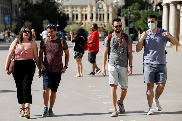 Varias personas sin mascarilla por el centro de Valencia este sábado, primer día sin obligatoriedad de usar mascarillas al aire libre.