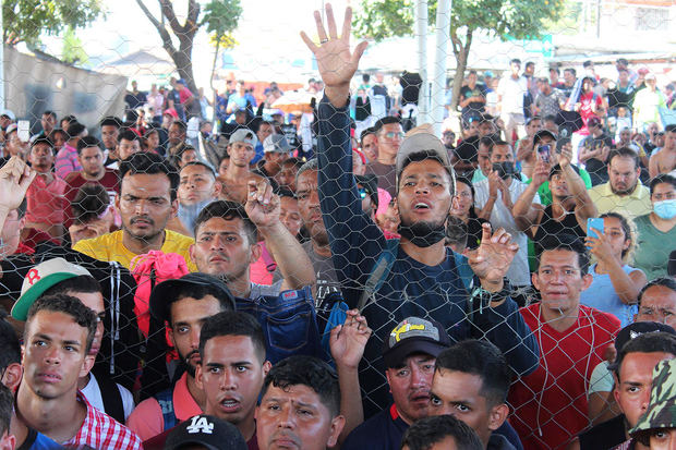 Caravana migrante tramita documentos en sur de México para avanzar a EE.UU.
