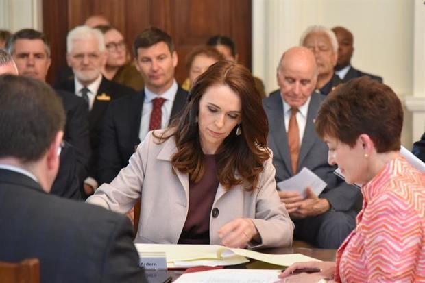 La Primera Ministra de Nueva Zelanda Jacinda Ardern (C) acepta su nombramiento formal como Primera Ministra por parte de la Gobernador a General Patsy Reddy (d) en la Casa de Gobierno de Nueva Zelanda en Wellington, Nueva Zelanda.