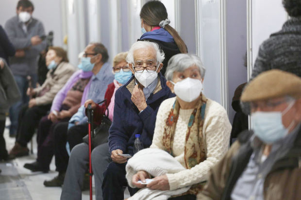 Adultos de la tercera edad llegan por una dosis de refuerzo AztraZeneca, en un centro de vacunación contra la covid-19 en Santiago, Chile.