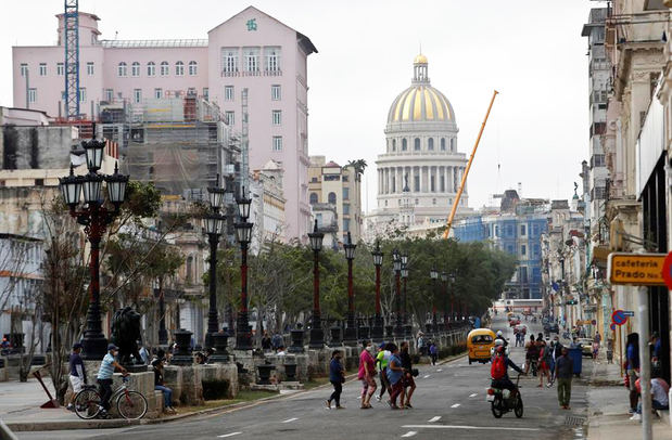 Varios ciudadanos fueron registrados este miércoles al transitar por el Paseo del Prado, en La Habana, Cuba.