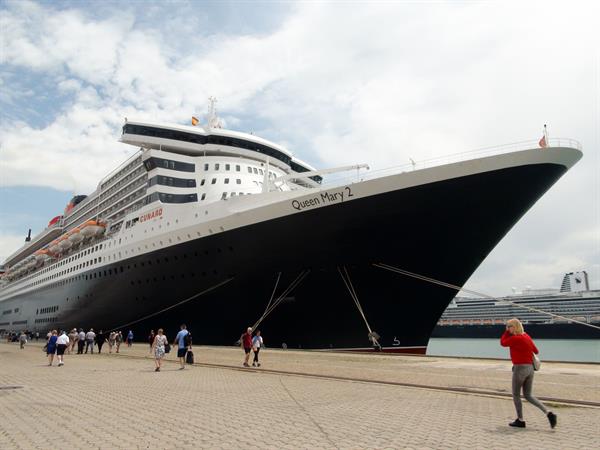 Atracado en el muelle Reina Sofía de Cádiz, el Queen Mary 2. 