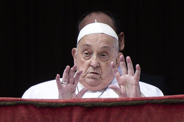 El Papa Francisco saluda desde el balcón principal de la Basílica de San Pedro para el mensaje y la bendición Urbi et Orbi como parte de las celebraciones de Pascua en la Plaza de San Pedro en la Ciudad del Vaticano, 20 de abril de 2025. 