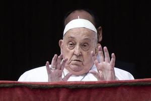 El Papa Francisco reaparece en la bendición Urbi et Orbi tras su convalecencia