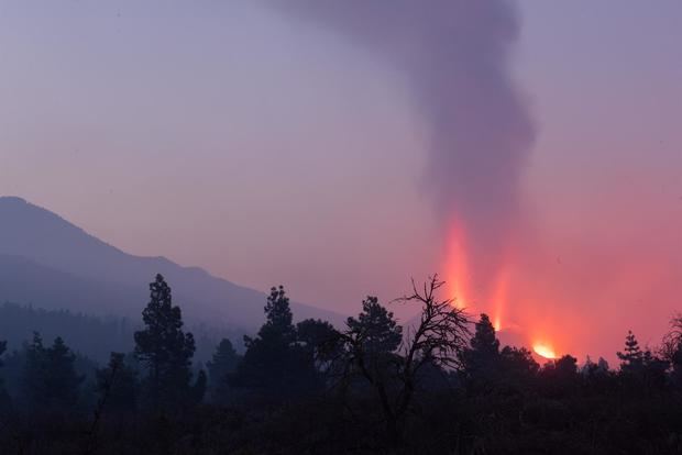 Imagen de la erupción de Cumbre Vieja, en La Palma, tomada desde el barrio de Tacande, en el municipio de El Paso, en el amanecer de su décimo noveno día de actividad.