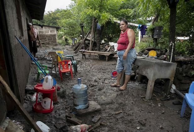 Una mujer limpia hoy su casa afectada por el desbordamiento del río Teutepe tras el paso de la tormenta tropical Julia, en la ciudad de Bluefields, Nicaragua.