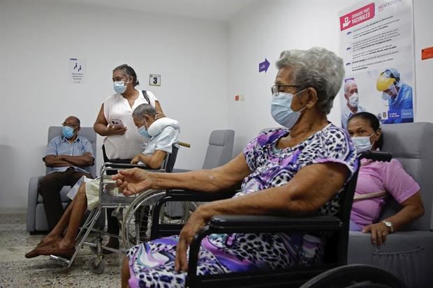 Adultos mayores esperan a recibir la vacuna contra la Covid-19, en el Hospital Universitario del Caribe, en Cartagena, Colombia.