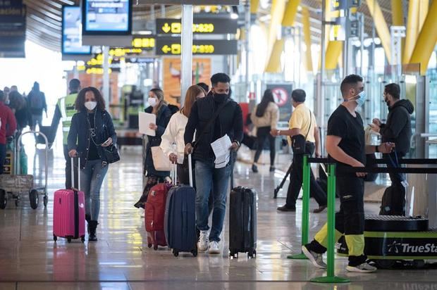 Vista de pasajeros en la terminal T-4 del aeropuerto Madrid- Barajas Adolfo Suárez.