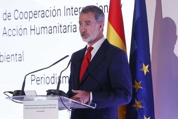 El rey Felipe durante el acto de entrega de los Premios Internacionales de Periodismo Rey de España, convocados por la Agencia EFE y la Agencia Española de Cooperación Internacional para el Desarrollo (Aecid), que tiene lugar este jueves en Casa de América, en Madrid.