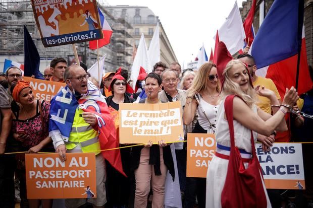 Manifestación convocada el sábado en París contra la vacunación anti-covid 19 y las restricciones por la pandemia. 