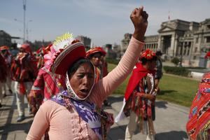 Indígenas provenientes de la población cuzqueña de Ollantaytambo participan en una manifestación contra la presidenta Dina Boluarte hoy, en Lima, Perú.
