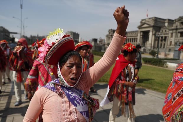 Indígenas provenientes de la población cuzqueña de Ollantaytambo participan en una manifestación contra la presidenta Dina Boluarte hoy, en Lima, Perú.
