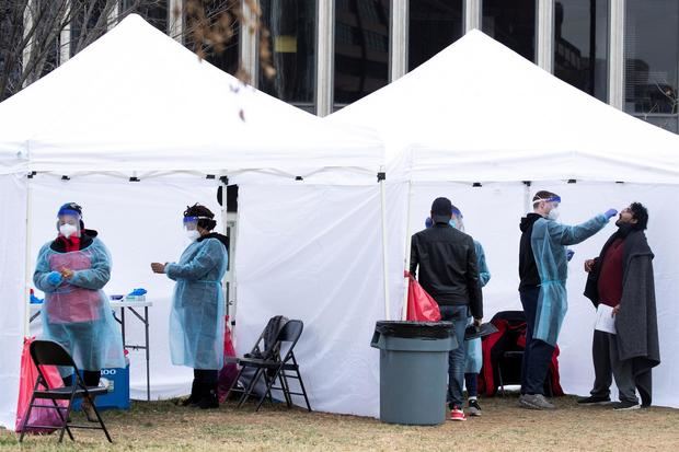 Vista de la administración de pruebas para detectar la covid-19, el 29 de diciembre de 2021, en Washington.