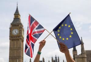 La UE y el R. Unido logran un acuerdo pos-Brexit al borde del precipicio