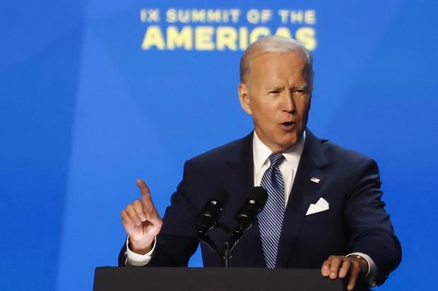 El presidente de Estados Unidos, Joe Biden, pronuncia hoy un discurso durante el evento inaugural de la IX Cumbre de las Américas, en Los Ángeles, California, EE.UU.
