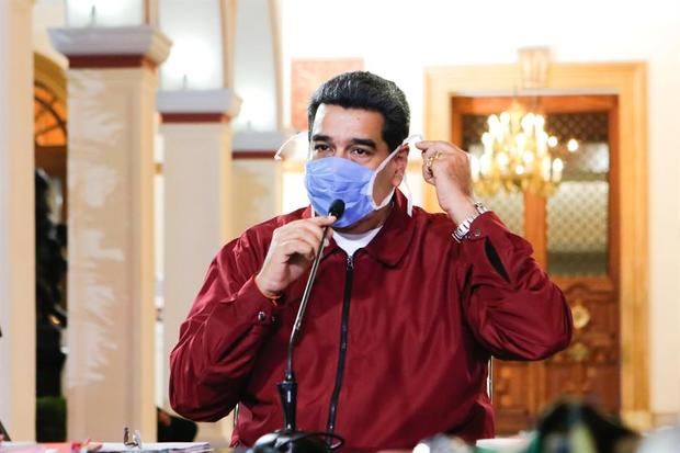 Fotografía cedida por prensa de Miraflores donde se observa al presidente venezolano Nicolás Maduro sostener una reunión con miembros de su gabinete este viernes, en Caracas, Venezuela.