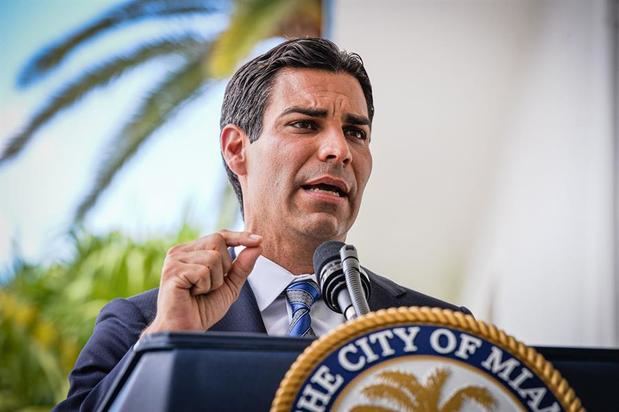 El alcalde de Miami, Francis Suárez, habla durante una rueda de prensa ofrecida este lunes en la sede de la Alcaldía en Miami, Florida. 