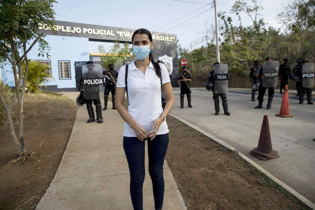 Fotografía de archivo, tomada el 23 de junio de 2021, en la que se registro a la Margin Pozo, esposa del periodista Miguel Mendoza, quien permanece detenido desde esa época, como cientos de opositores al régimen autoritario de Daniel Ortega.