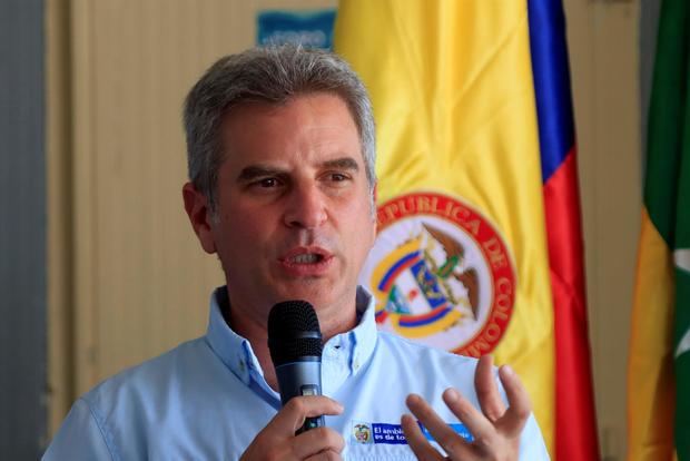 El ministro de Ambiente y Desarrollo Sostenible, Carlos Eduardo Correa, habla previo a que una expedición científica que realizará una exploración del medioambiente y la biodiversidad en el Caribe zarpe hoy, en Cartagena, Colombia.