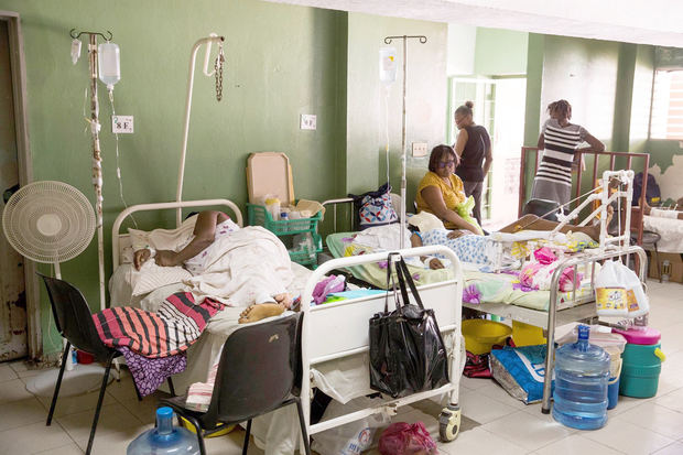 Pacientes permanecen ingresados hoy en el Hospital Universitario de La Piax, en Puerto Príncipe, Haití.