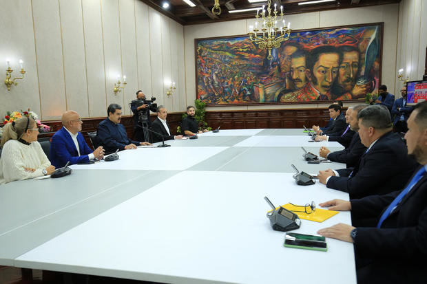 al presidente venezolano, Nicolas Maduro (3-i), junto a altos funcionarios del Gobierno durante una reunión con miembros de la oposición, en Caracas, Venezuela.
