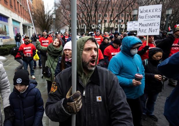 Decenas de personas que se oponen a la vacunación contra la covid-19 fueron registradas este lunes al protestar en Brooklyn, NY, EE.UU.
