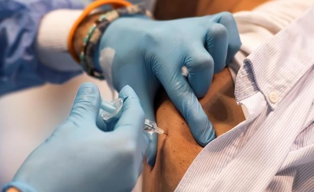 Francia ha decidido acelerar su campaña de vacunación con su aplicación a partir de este martes en siete hospitales militares del país, que se espera que puedan administrar hasta 50.000 dosis a la semana, indicó este sábado el Ministerio de Defensa.