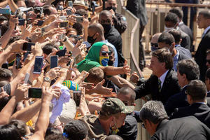 Primera polémica del año de Bolsonaro por provocar un tumulto en una playa