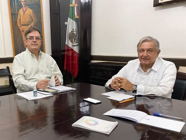 Fotografía cedida por la presidencia de México del presidente de México Andrés Manuel López Obrador (d) acompañado del secretario de Relaciones Exteriores (SRE), Marcelo Ebrard (i), durante una llamada con el presidente electo de Estados Unidos, Joe Biden, en la ciudad de Valladolid en el estado de Yucatán, México.