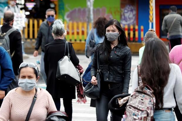 Ciudadanos recorren las calles este viernes durante la cuarentena por el coronavirus, este viernes en Bogotá (Colombia). 