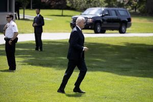 Biden se cae de la bicicleta durante un paseo por la playa