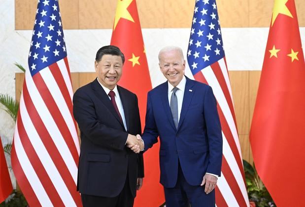 El presidente chino, Xi Jinping (izq), saluda a su homólogo estadounidense, Joe Biden, antes de su reunión bilateral un día antes de la Cumbre del G20 en Bali, Indonesia.