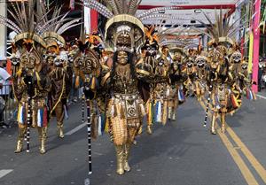 El malecón de la capital dominicana, frente a las aguas de mar Caribe, se llenó este domingo de color, música y creatividad con motivo del Desfile Nacional del Carnaval.