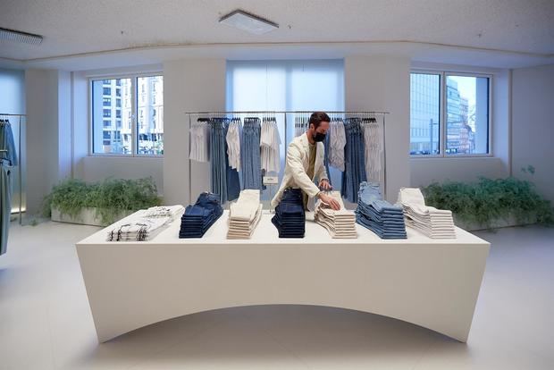 Vista del interior de la nueva tienda de Zara durante su apertura este jueves en Plaza España en Madrid. Se trata su tienda más grande del mundo, con más de 7.700 metros cuadrados y con un espacio que conectará con dos firmas más de Inditex, Zara Home y Stradivarius.