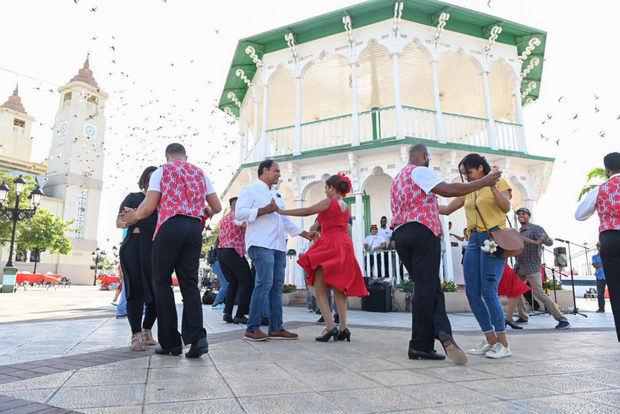 -Todo un despliegue de danza, fiesta y colorido fue convertido en el mismo corazón de Puerto Plata, su Parque Central.