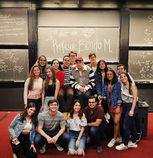 Bad Bunny es fotografiado con algunos estudiantes de Harvard.