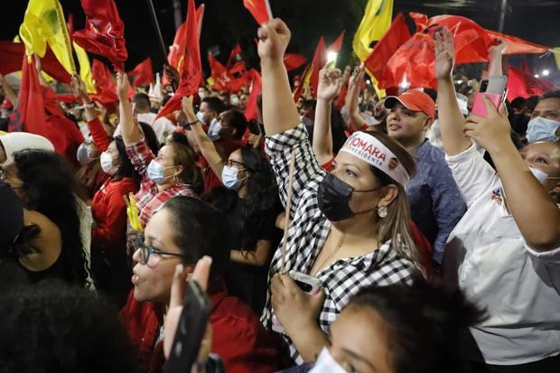 Simpatizantes de la candidata presidencial hondureña Xiomara fueron registrados, a las afuera de su sede de campaña, tras conocerse los resultados parciales de las elecciones de este domingo, en Tegucigalpa, Honduras.