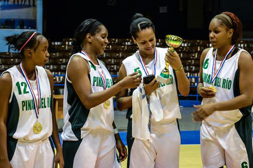 Cubanas que reforzarán la Liga Femenina de Baloncesto arriban al país