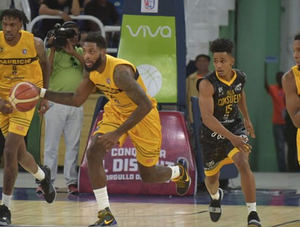 Mauricio Báez vence a Barias y se mantiene con vida en final baloncesto del Distrito Nacional