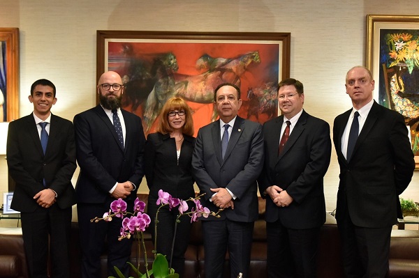 Misión de la Junta de Gobernadores de la Reserva Federal de los Estados Unidos junto al gobernador del BCRD, Héctor Valdez Albizu