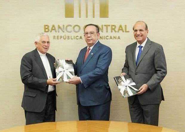 Banco Central realiza donativo d a la conferencia del Episcopado dominicano.