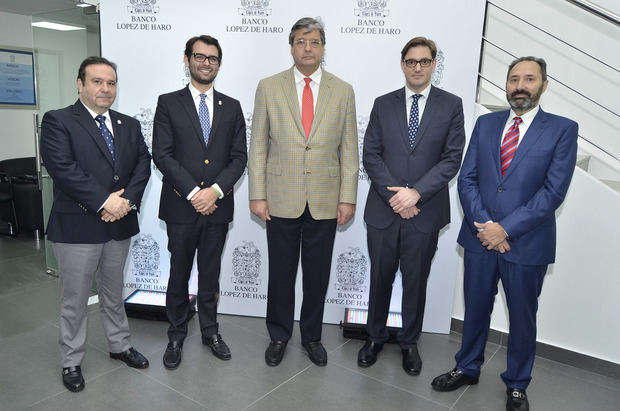 Equipo de la nueva sucursal del banco 