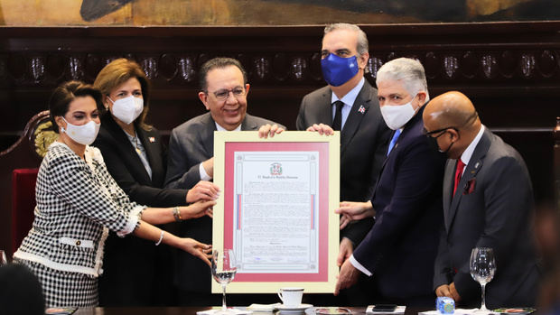Valdez Albizu recibe el reconocimiento de manos del presidente Abinader y  el Senado.